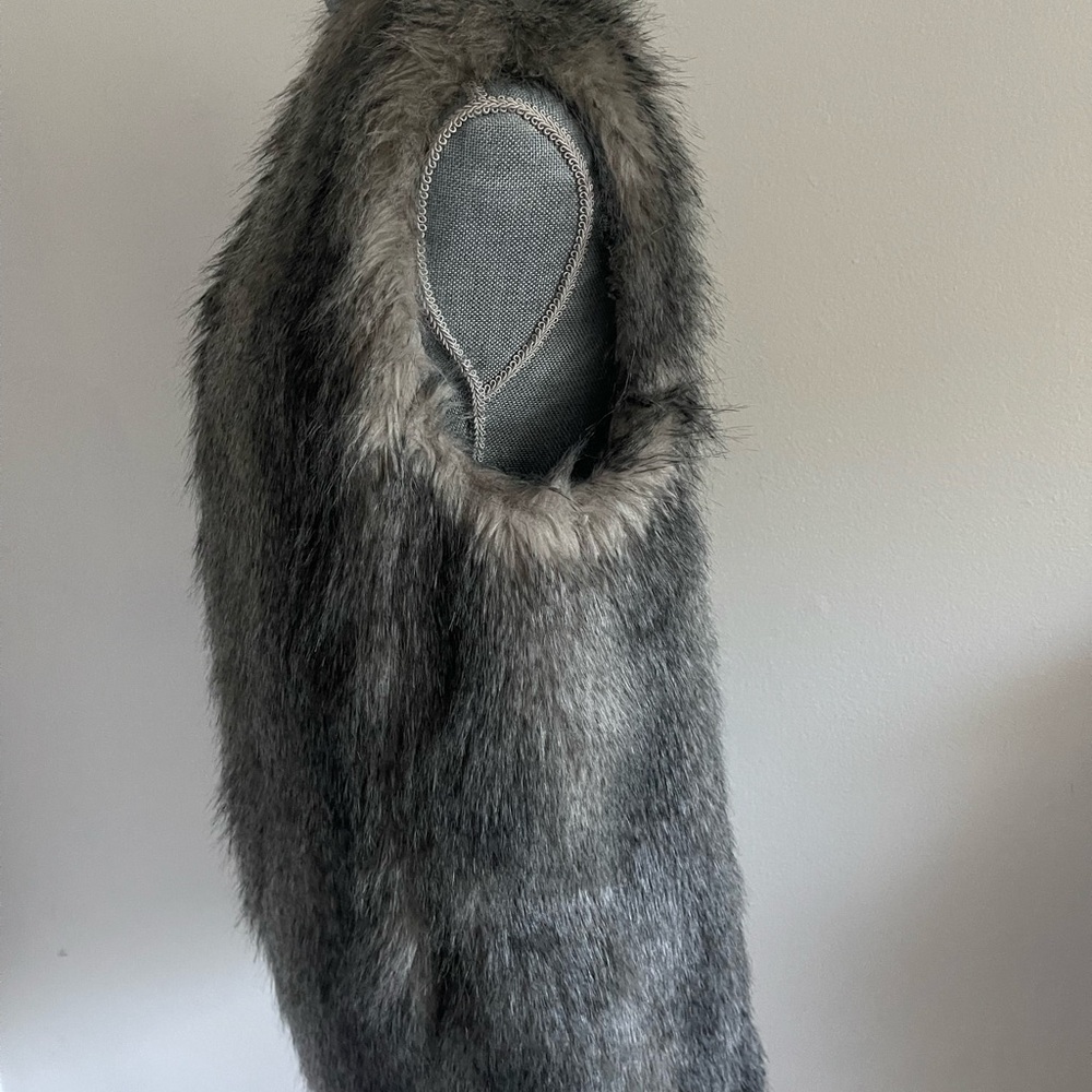 Express Faux Fur Vest. Size Small - Picture 3 of 15